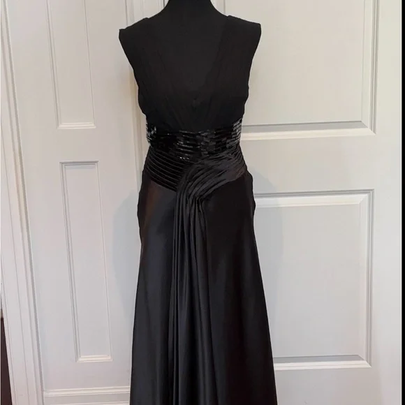 Elegant Black Evening Gown with Beaded Waist - Picture 4 of 6